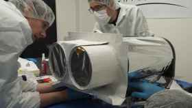 Técnicos de Satlantis trabajando en la cámara espacial