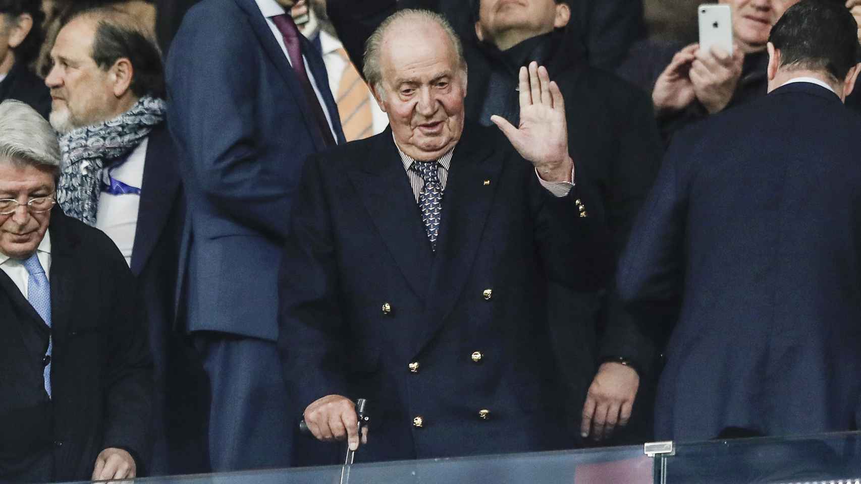 El rey Juan Carlos durante su visita al estadio Santiago Bernabéu en febrero de este año.