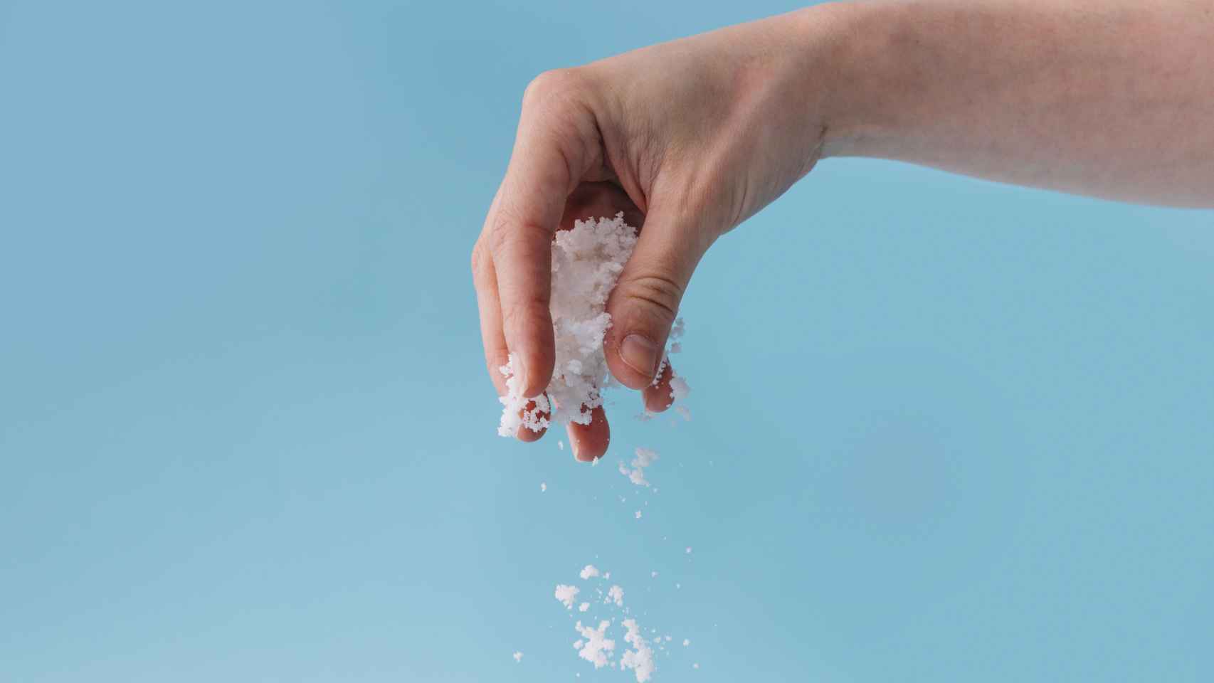 ¿Qué hace la sal gruesa con agua?