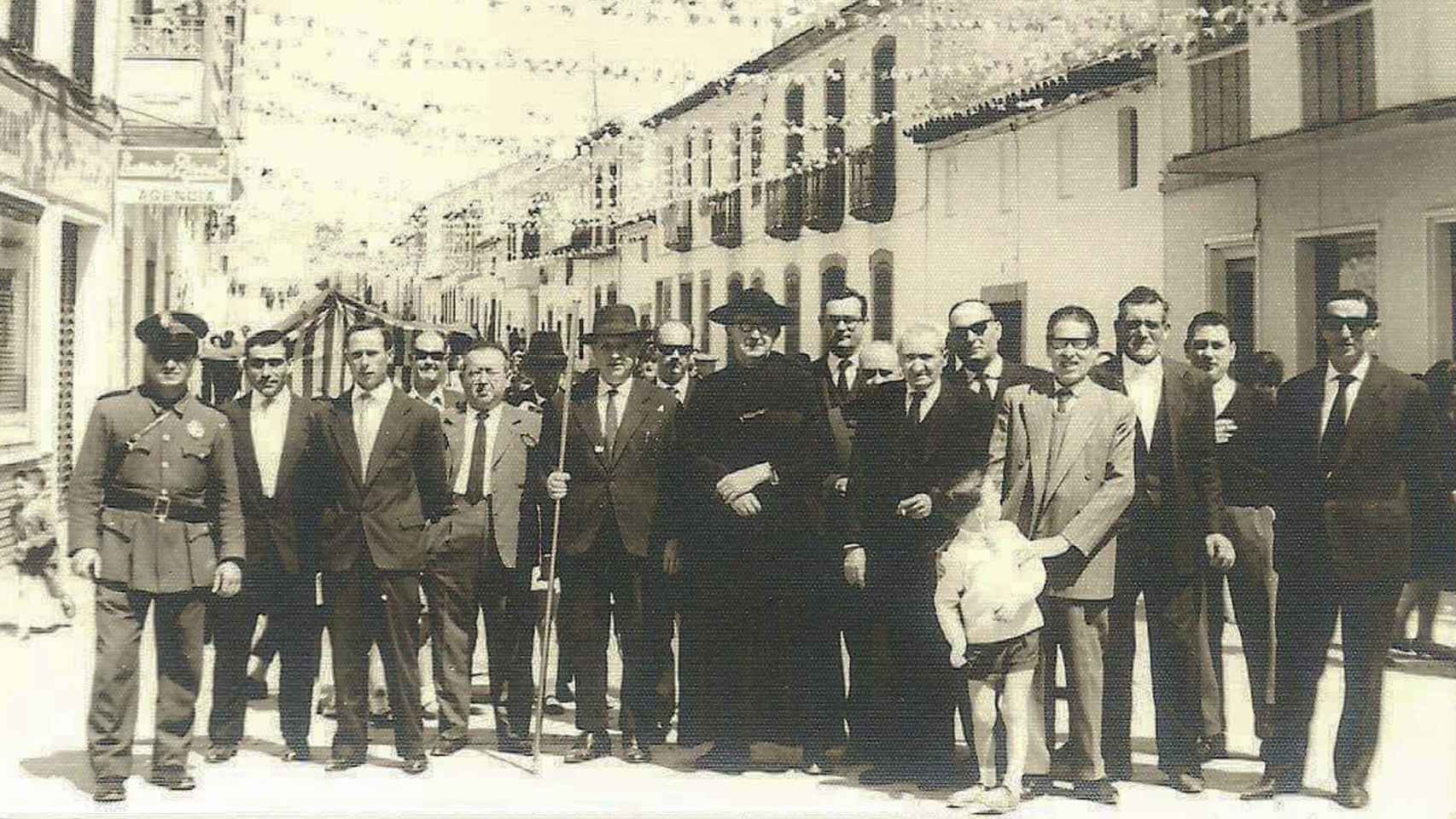 Vicente Galbis Morales (quinto por la izquierda, traje claro, con gafas) durante las fiestas de San Gregorio, patrón de Pozoblanco.
