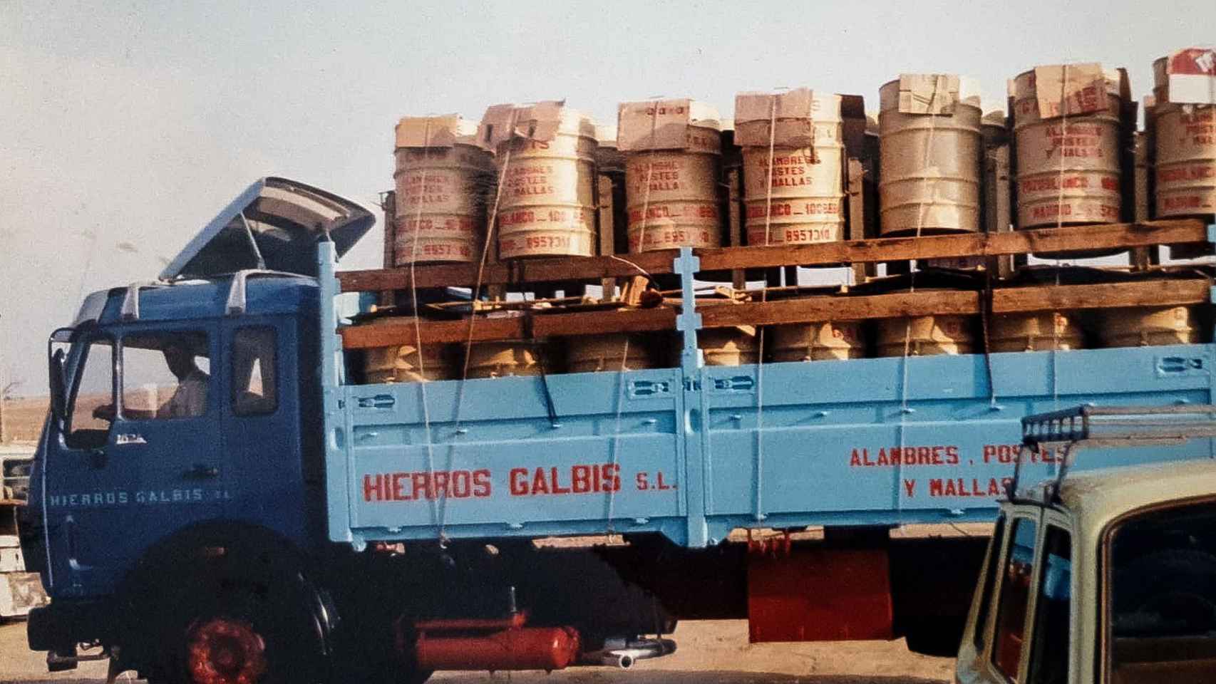 Uno de los productos estrella de Galbis. Se trata de antiguos bidones de combustible reutilizados como papeleras en grandes ferias de toda España.