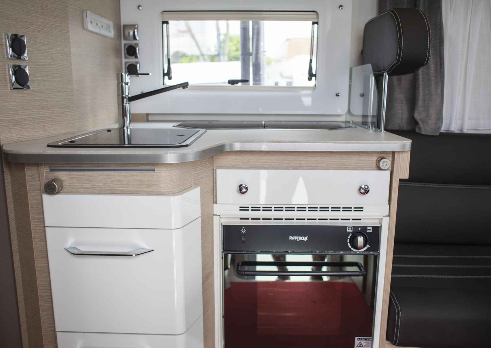 La cocina equipada que integra una de las caravanas.