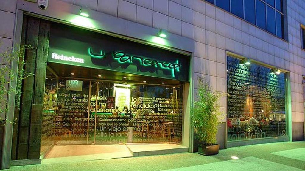 Puerta del bar de Santiago Abascal en Vitoria.