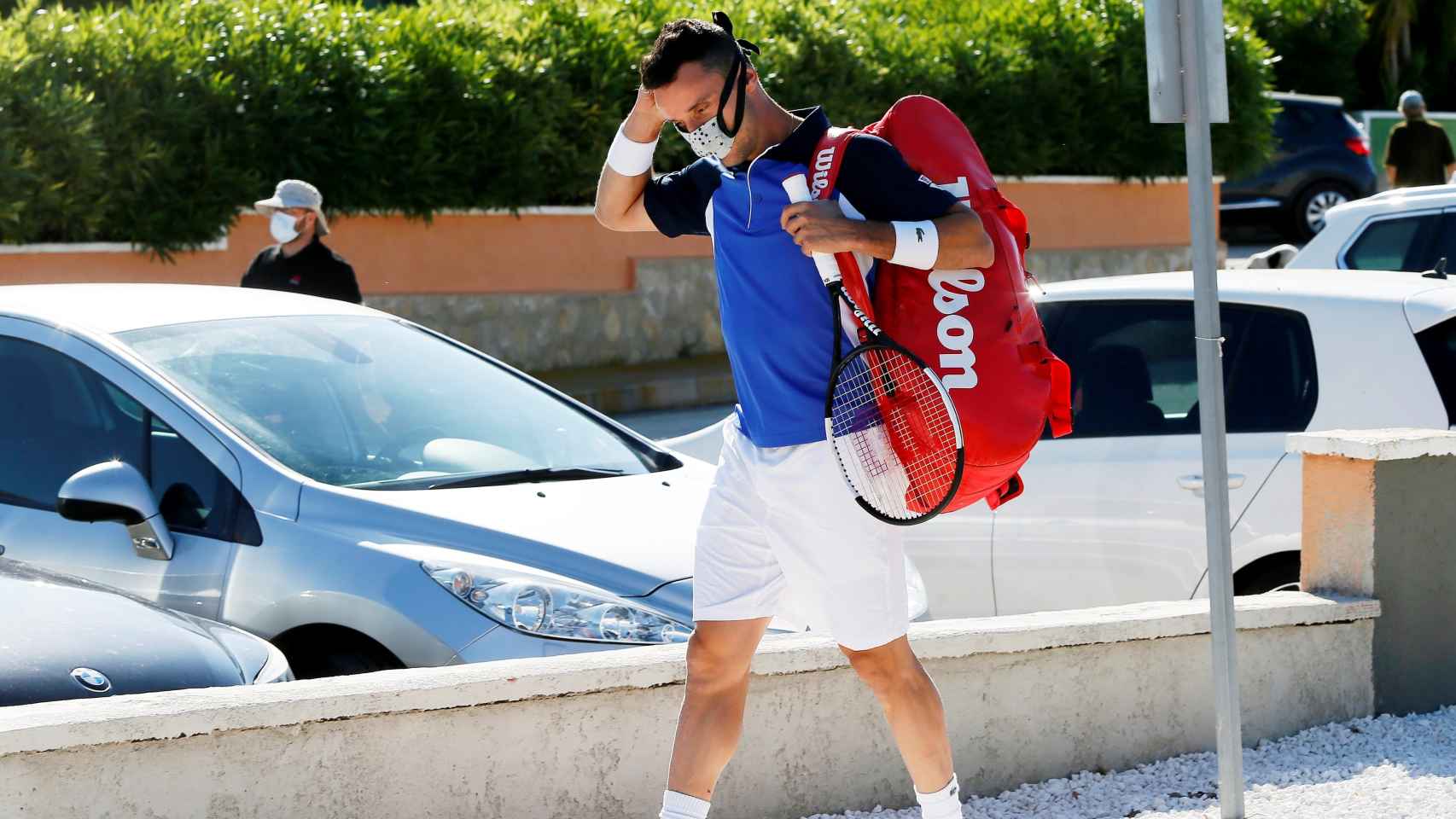 Roberto Bautista, con mascarilla en su llegada al Region of Valencia Tennis Challenge