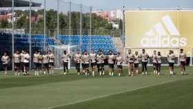 Los jugadores de la plantilla del Real Madrid durante el entrenamiento de este viernes