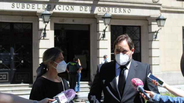 Paco Núñez y Ana Guarinos ras el minuto de silencio con motivo del final de luto oficial en el país convocado en la Subdelegación del Gobierno en Guadalajara