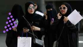 Dos mujeres saudíes por la calle.