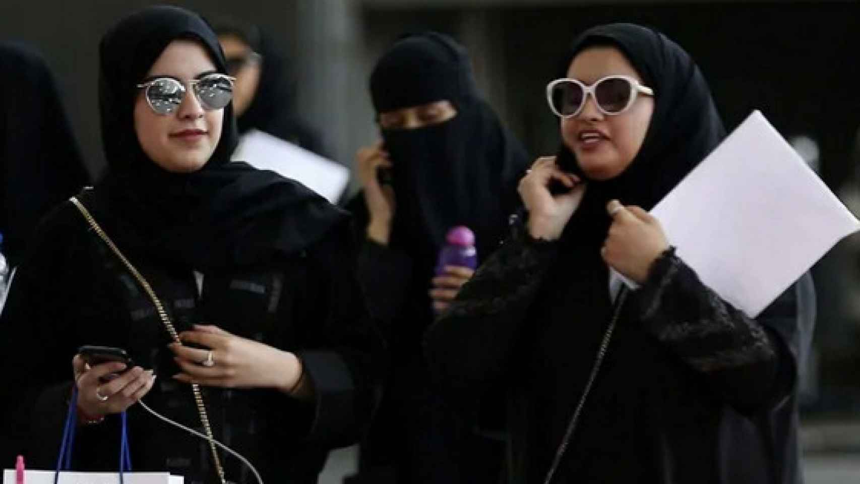 Dos mujeres saudíes por la calle.