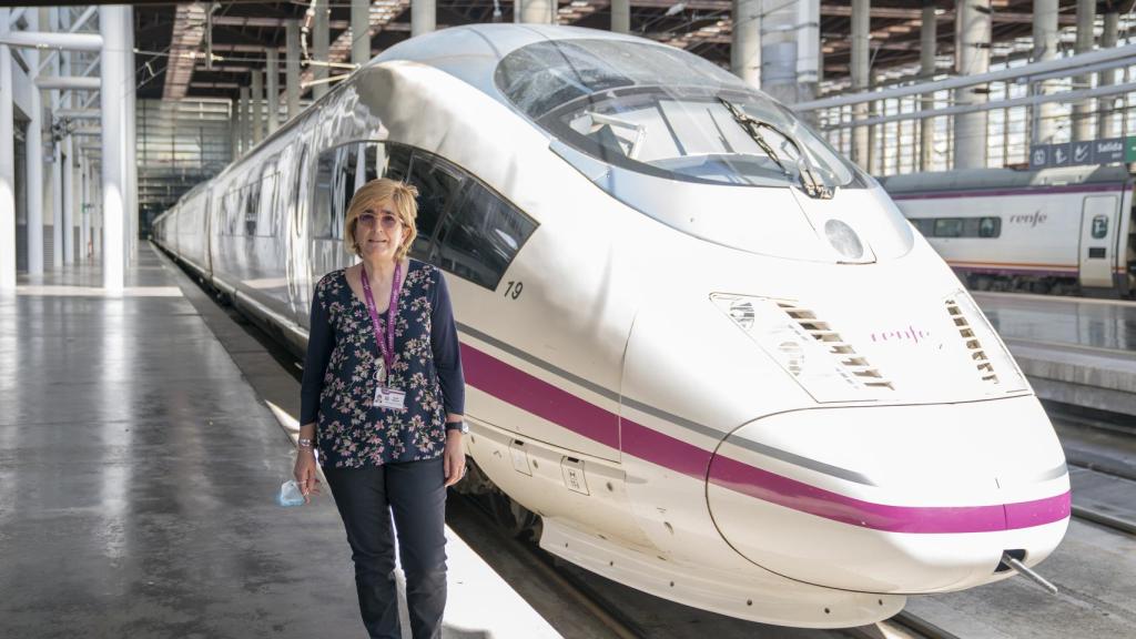 Teresa Rey frente al modelo de tren que tiene el récord de velocidad en España.