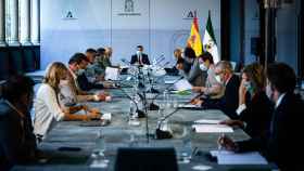 El presidente de la Junta de Andalucía, Juanma Moreno, se reúne con el comité de expertos.