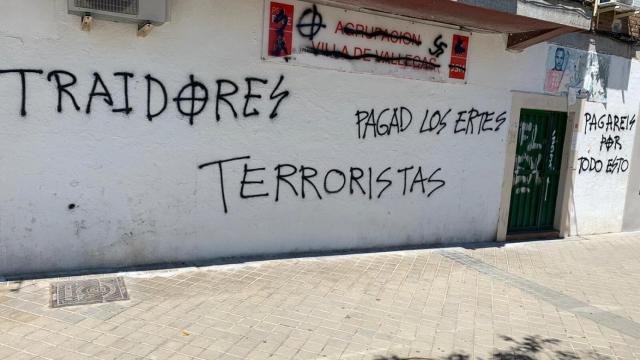 Pintadas nazis en la sede del PSOE de Villa de Vallecas.