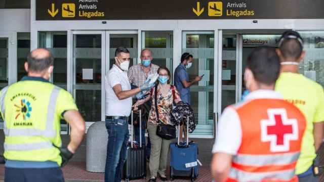 Dos viajeros reciben instrucciones de los servicios de emergencias tras aterrizar en Lanzarote.