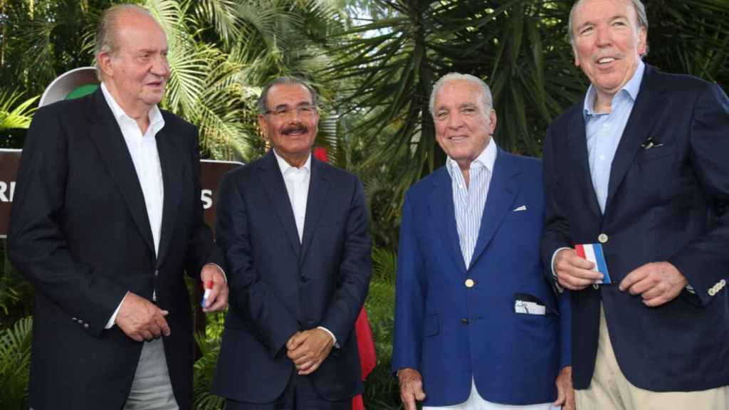 El rey emérito Juan Carlos I, el presidente Danilo Medina y los hermanos José y Alfonso Fanjul