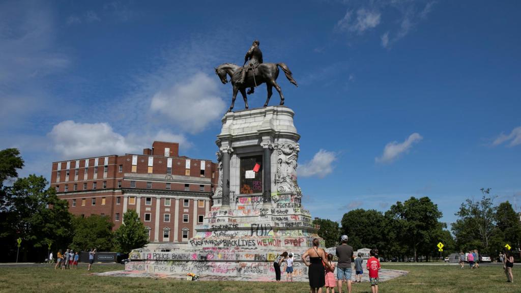 La estatua del general confederado Robert E. Lee en Virginia, llena de pintadas.
