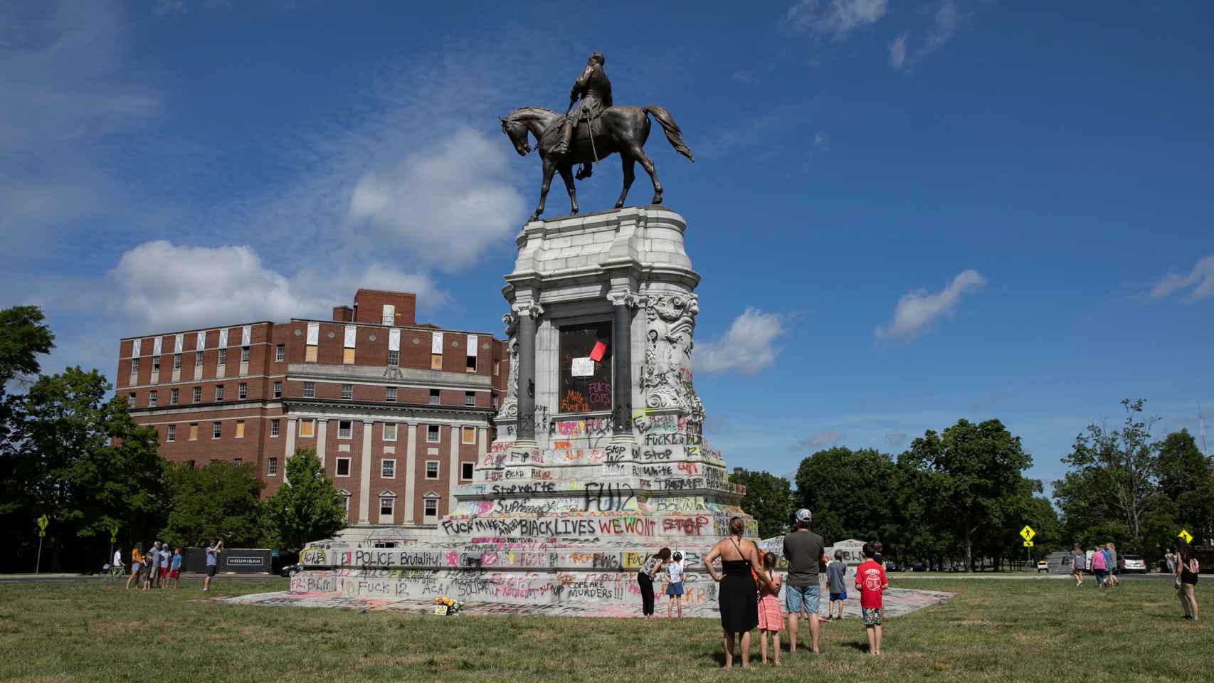 La estatua del general confederado Robert E. Lee en Virginia, llena de pintadas.