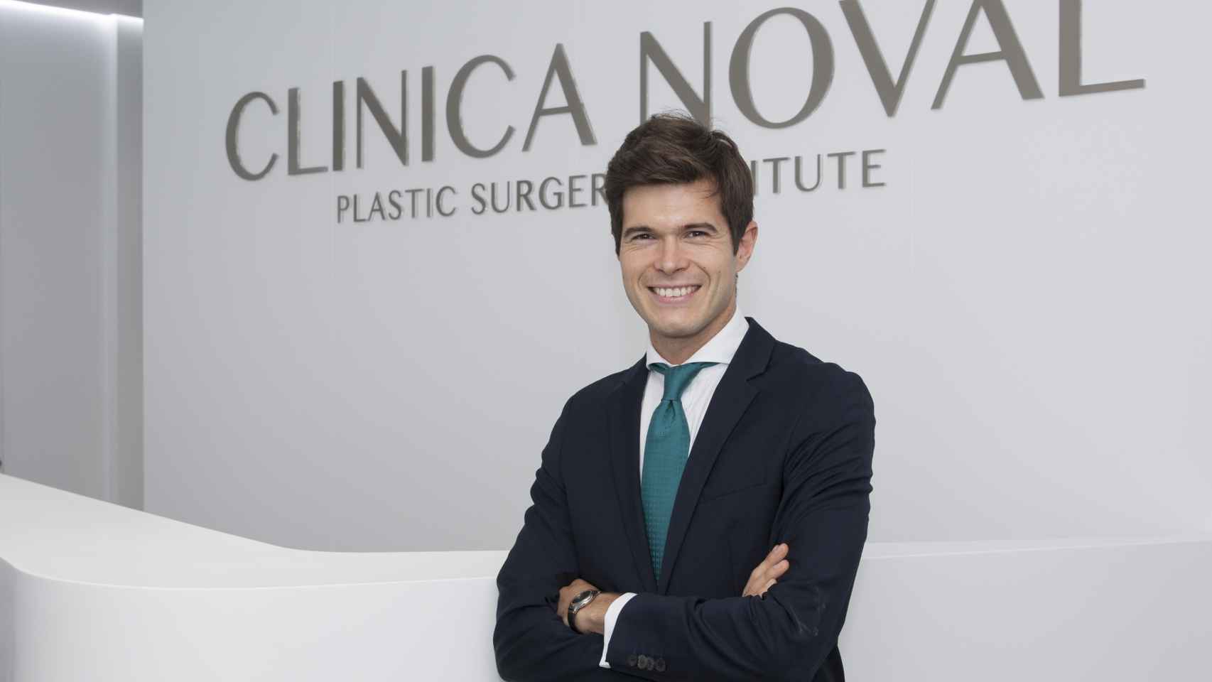 César Noval, en su clínica