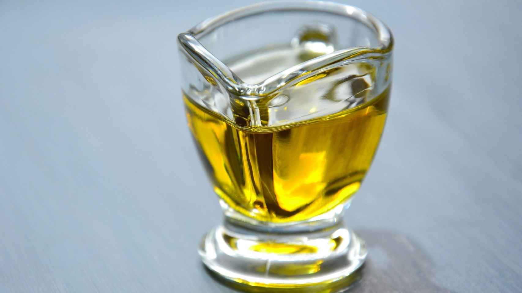 Un vasito con aceite de oliva.