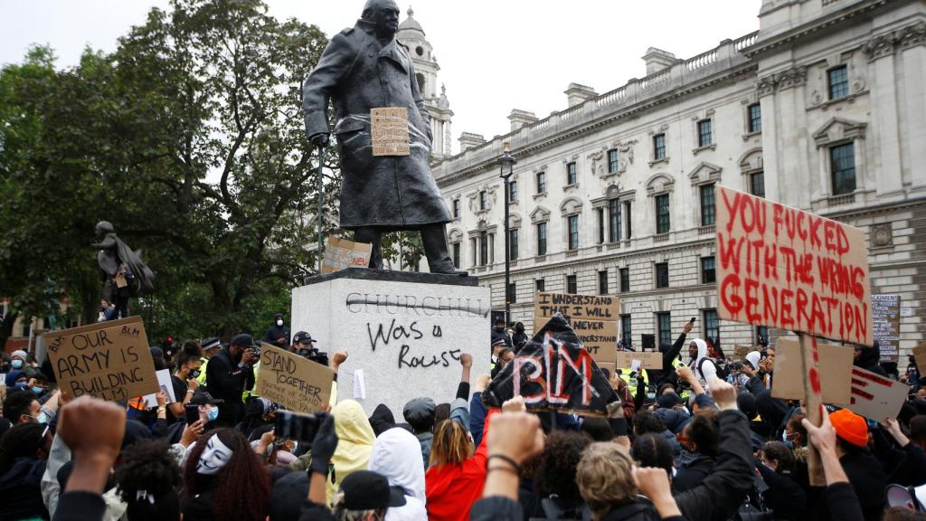 La estatua de Churchill en Londres, vandalizada este domingo durante las protestas.
