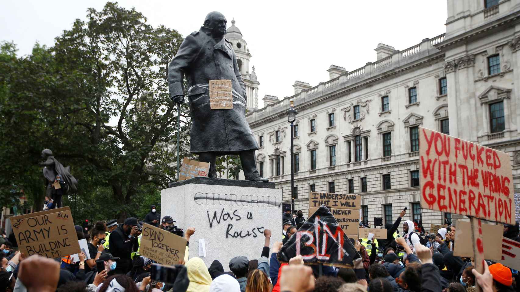 La estatua de Churchill en Londres, vandalizada este domingo durante las protestas.