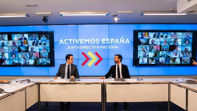 El presidente del PP, Pablo Casado, junto con el secretario general, Teodoro García, este lunes.