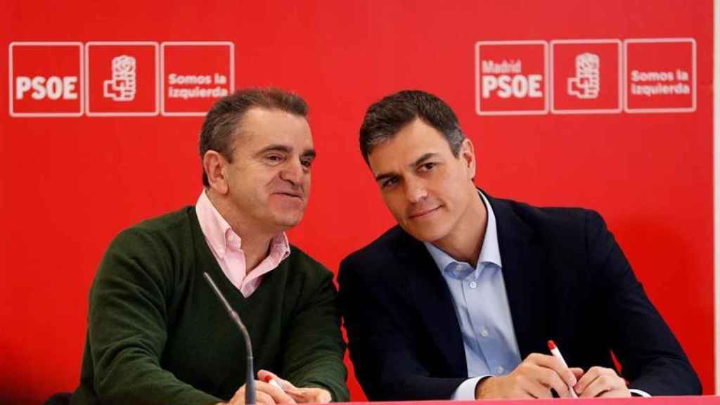 El delegado del Gobierno en Madrid junto a Pedro Sánchez./