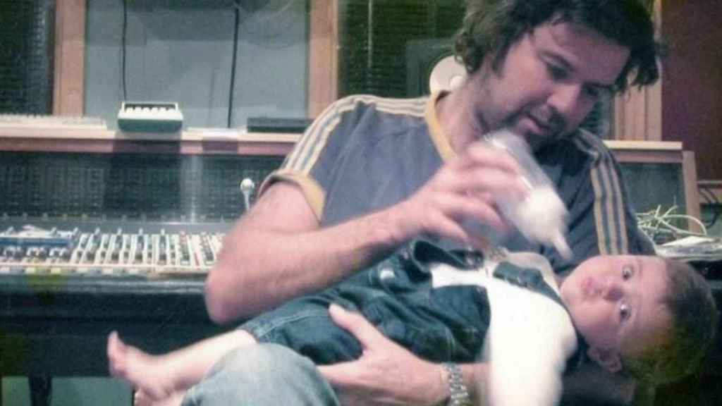 Pau Donés en el estudio de grabación junto a su hija Sara cuando era un bebé.