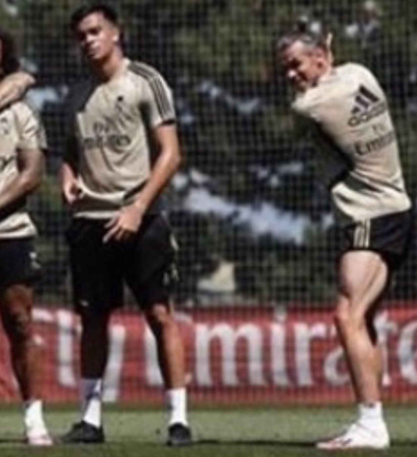 Gareth Bale y su pose ya tradicional en los entrenamientos