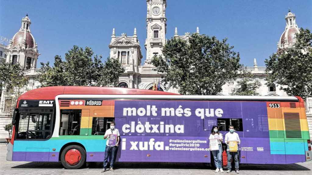 El Ayuntamiento de Valencia ha fletado cuatro autobuses con el lema más que mejillón y chufa para visibilizar al colectivo trans.