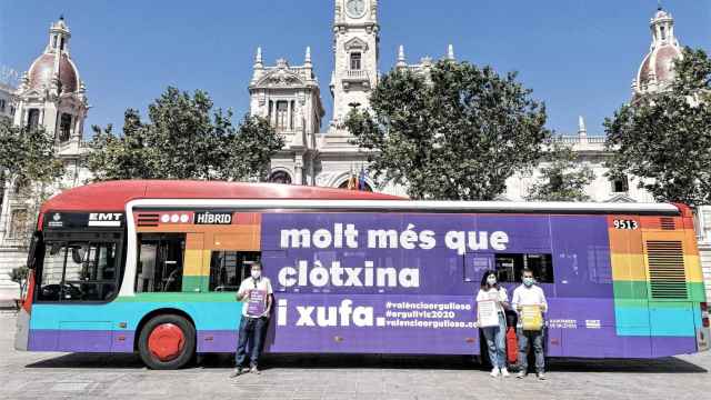 El Ayuntamiento de Valencia ha fletado cuatro autobuses con el lema más que mejillón y chufa para visibilizar al colectivo trans.