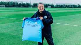 Juanma Lillo, posando con la camiseta del Manchester City
