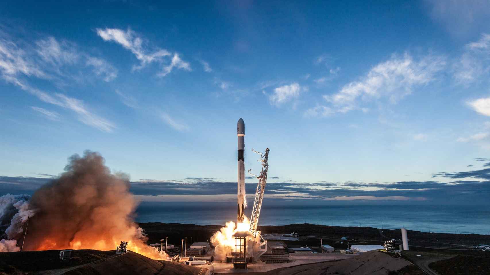 Despegue de cohete con satélites de SpaceX