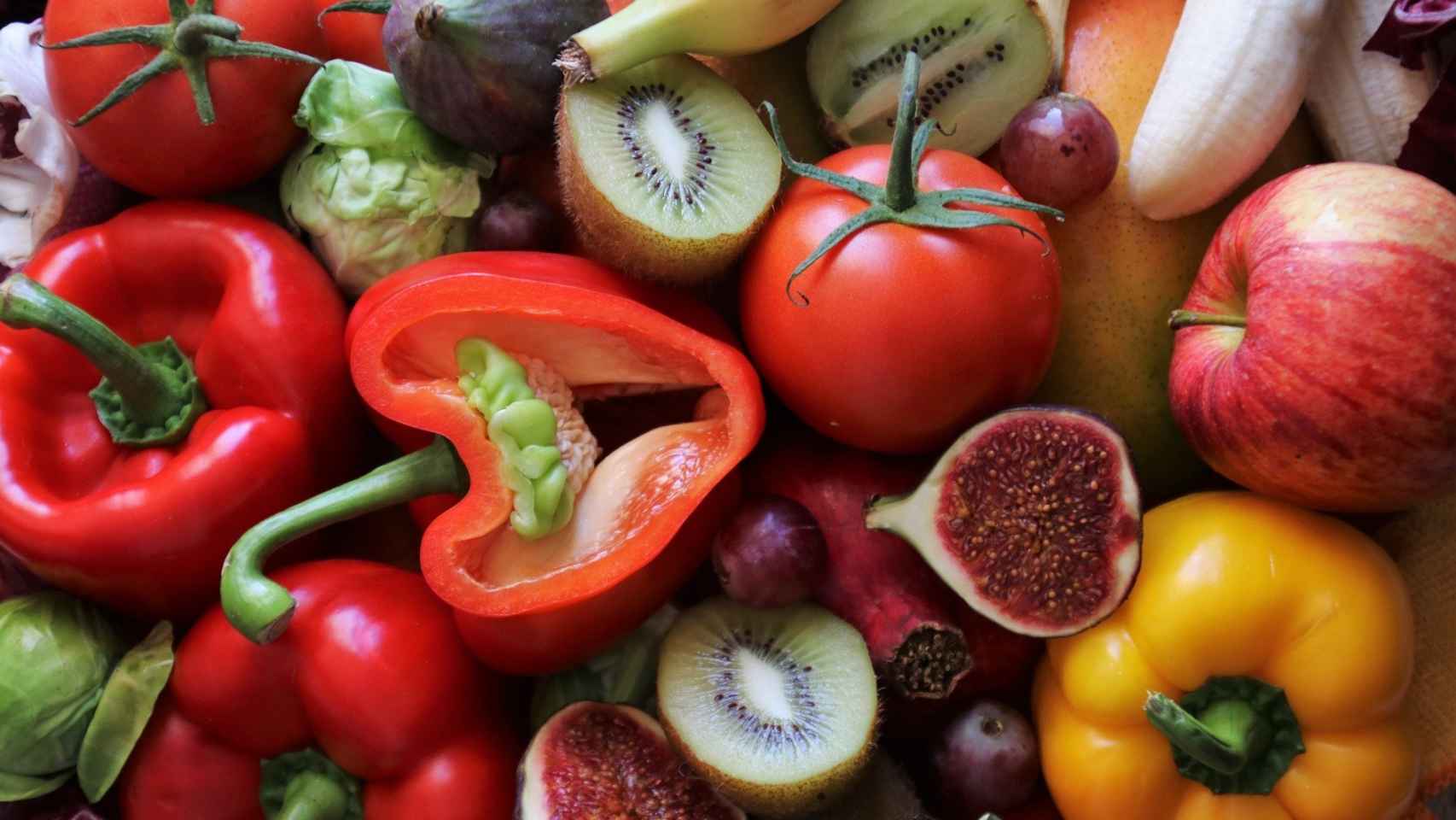 Un bodegón de frutas y de verduras.