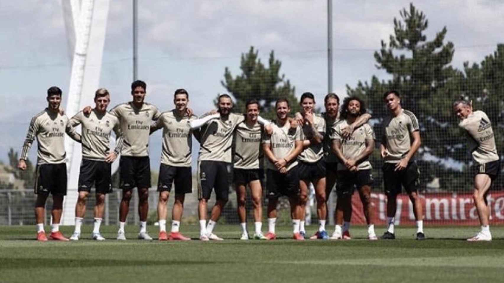 Los jugadores del Real Madrid posan junto a Bale, que sigue mofándose de la prensa
