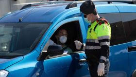 La multa de 100 euros por no llevar mascarilla en el coche: los supuestos que nos obligan a usarla