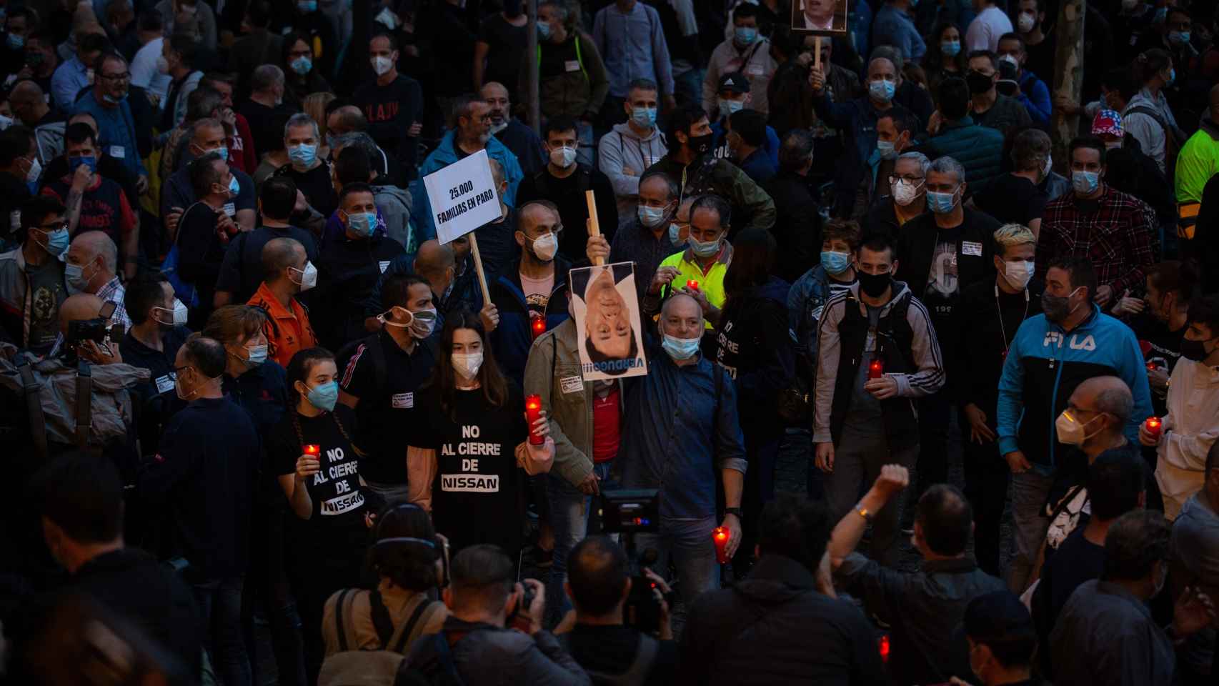La marcha nocturna de los trabajadores de Nissan en Barcelona contra el cierre de las plantas en Catalunya.