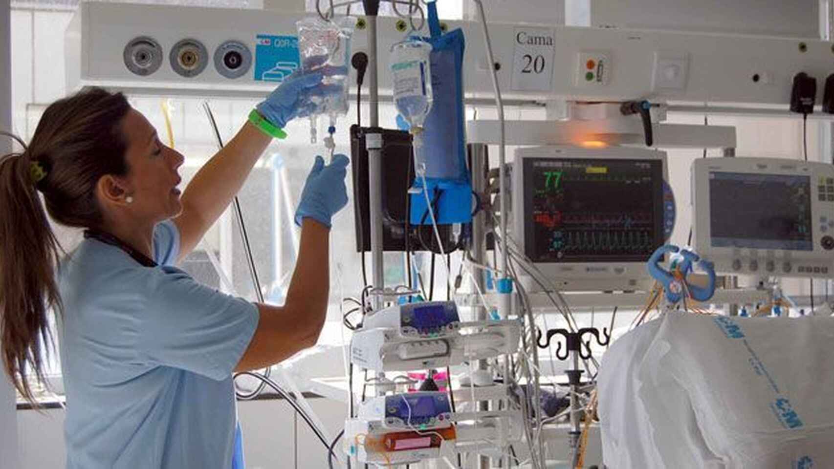 Una enfermera prepara una vía intravenosa para un paciente en un hospital. Efe