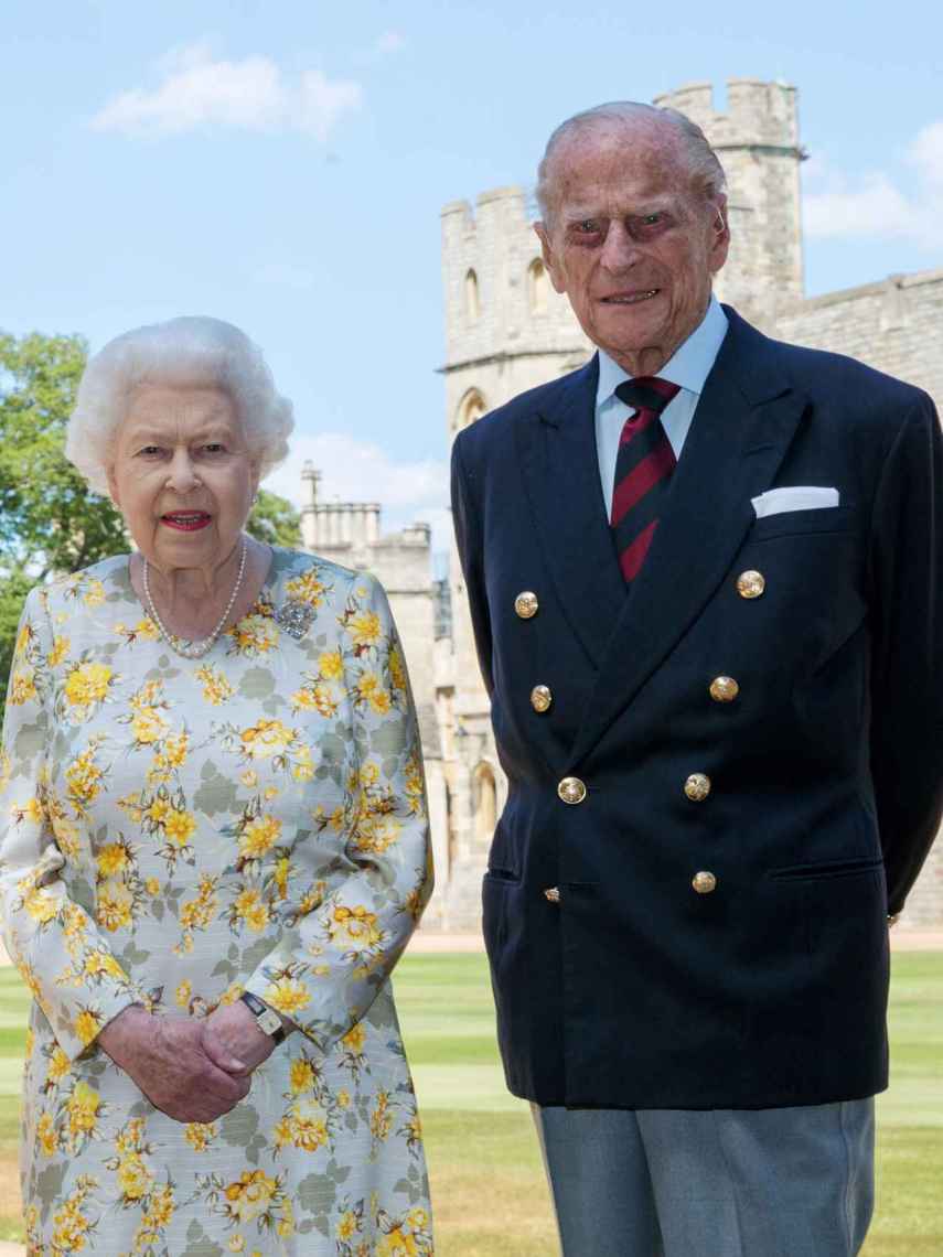 Isabel II y Felipe de Edimburgo han posado en los jardines de Windsor.