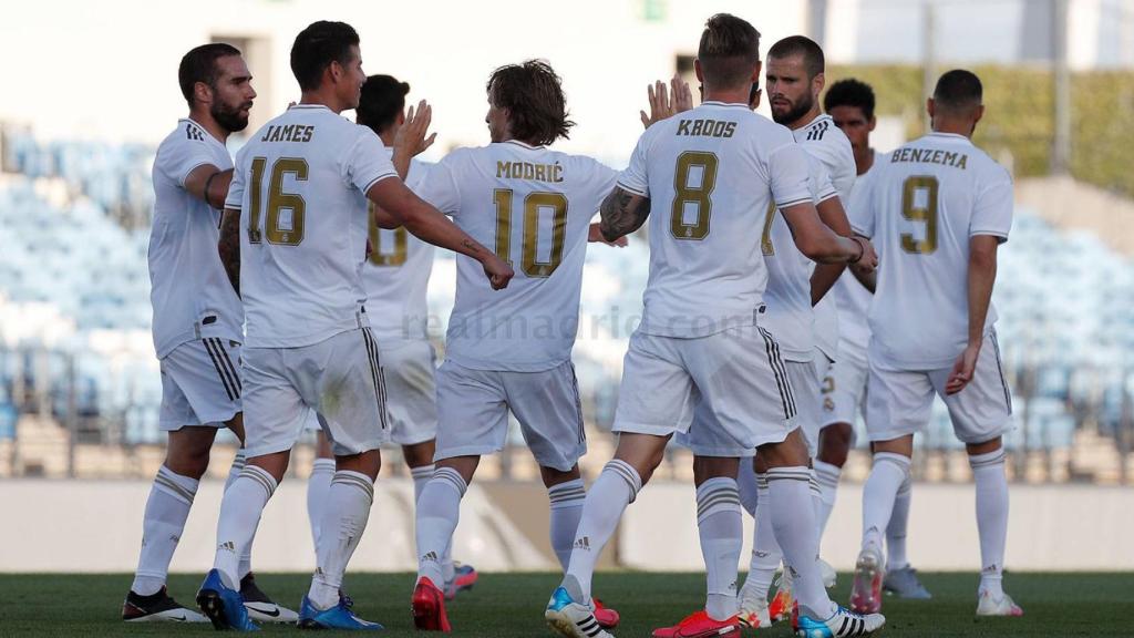 Los jugadores del Real Madrid celebran un gol en el partido de simulación del Alfredo Di Stefano