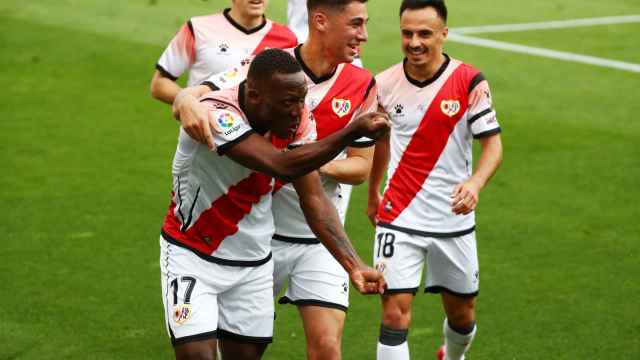 Los jugadores del Rayo Vallecano celebra el gol de Advincula
