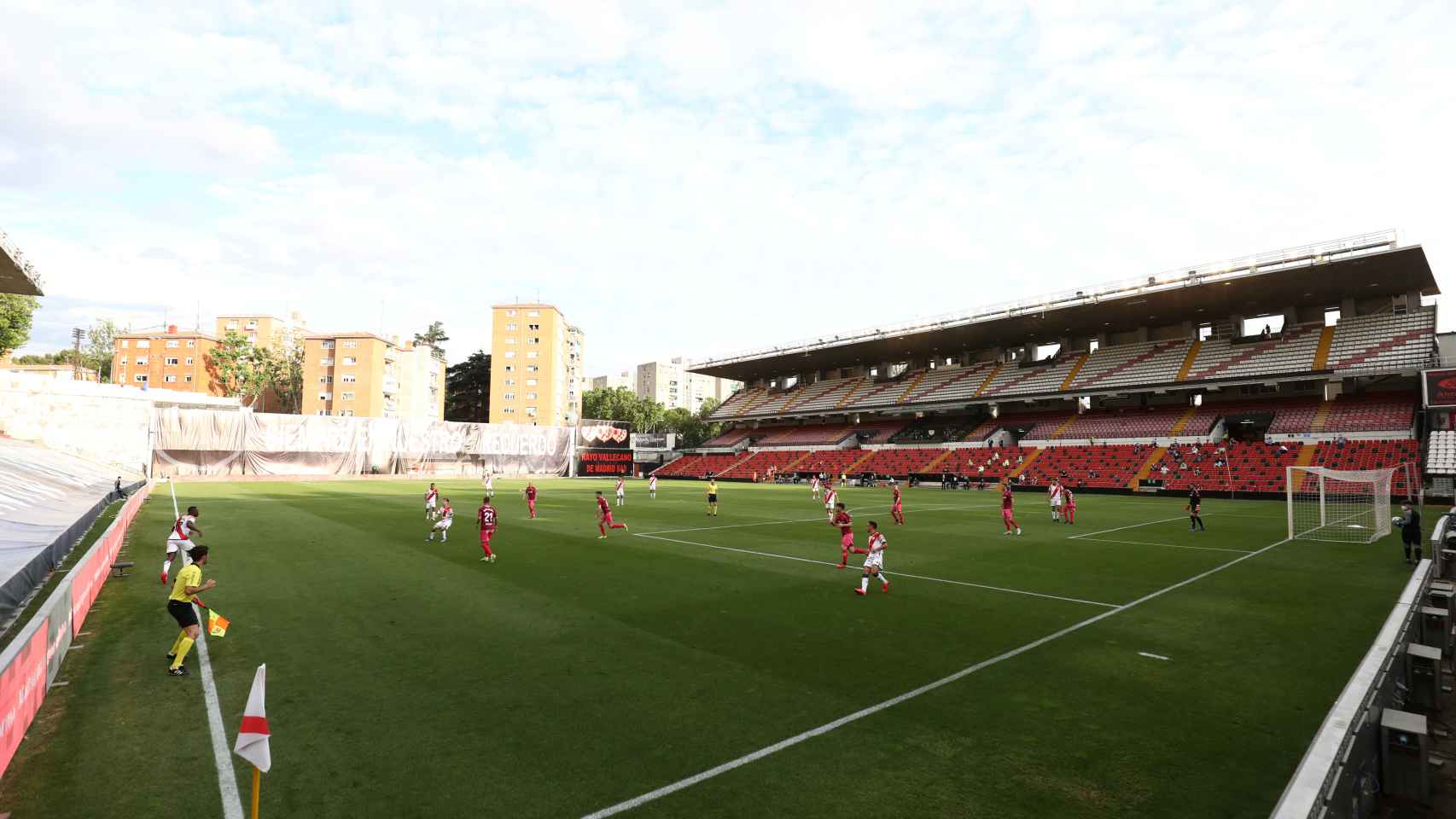 Las gradas del Estadio de Vallecas vacías durante el encuentro