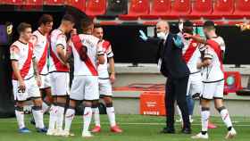 Paco Jémez habla con los jugadores del Rayo Vallecano durante una pausa de hitratación