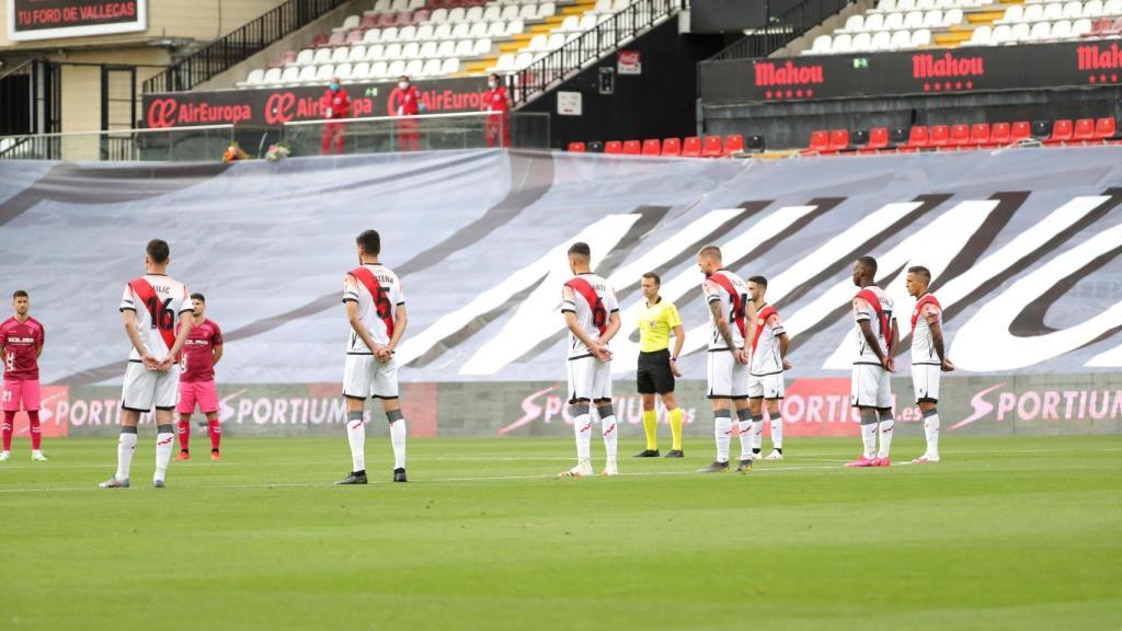 Jugadores de Rayo Vallecano y Albacete guardan un minuto de silencio en memoria de las víctimas por el Covid-19
