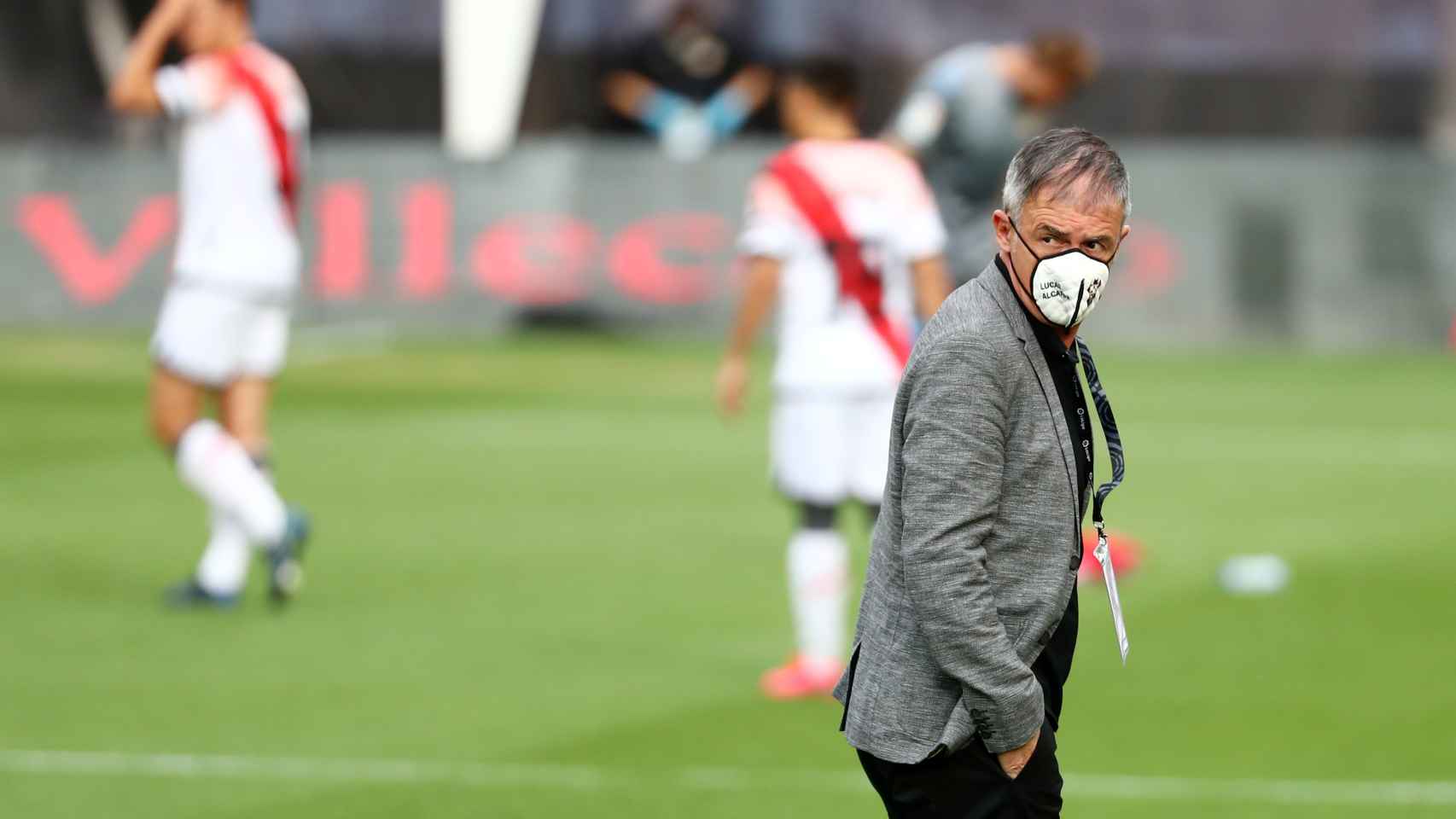 Lucas Alcaraz, entrenador del Albacete, con mascarilla momentos antes de comenzar el partido