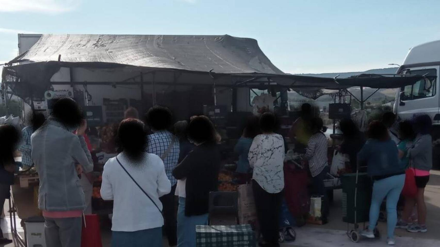 Varias personas se agolpan ante un puesto del mercadillo de Azuqueca (Foto: IU)