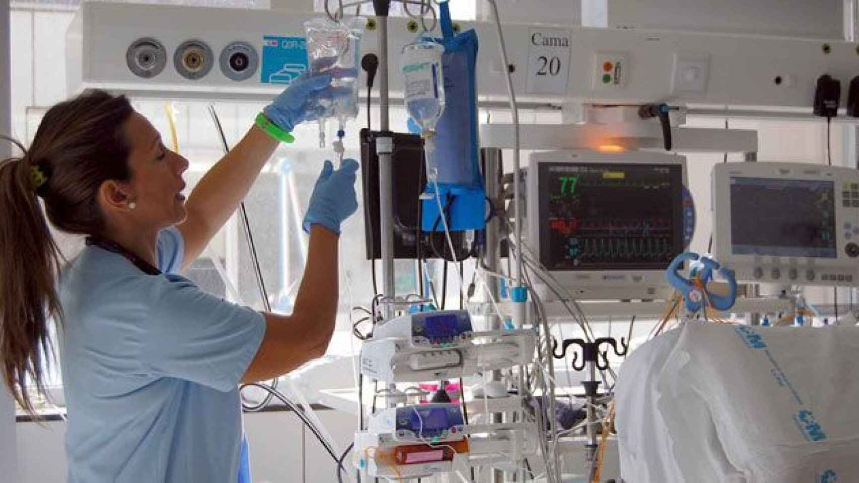 Una enfermera prepara una vía intravenosa para un paciente en un hospital de Cataluña. (EFE)