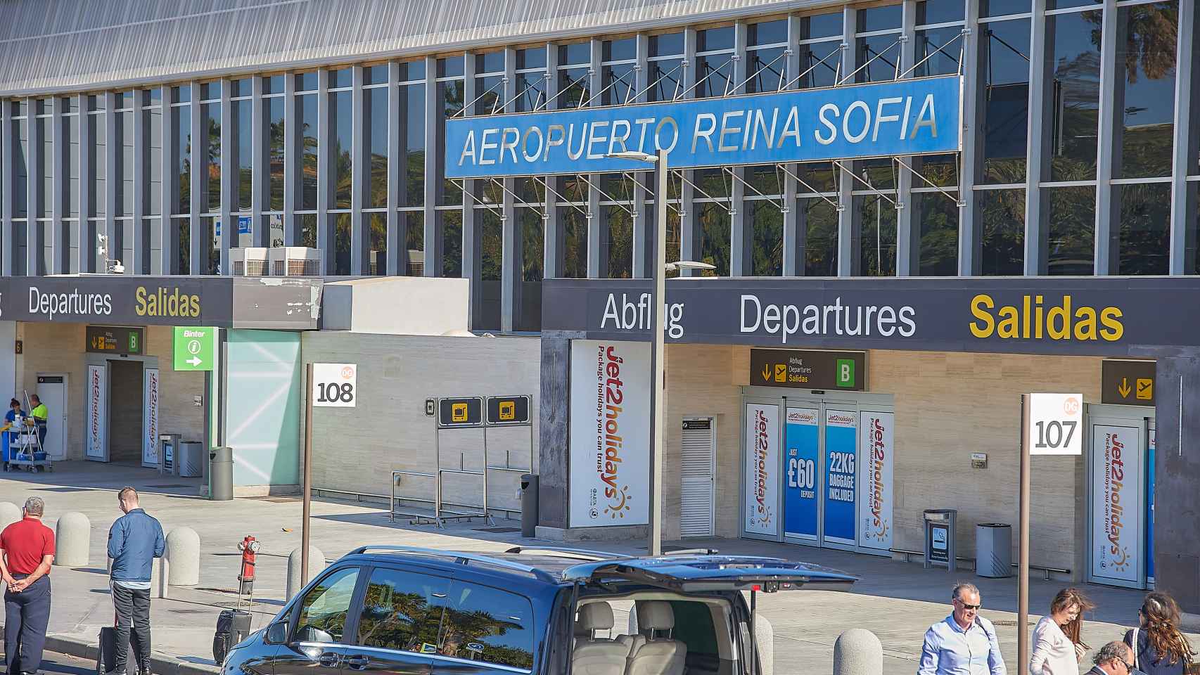 Fachada del aeropuerto Reina Sofía de Tenerife.