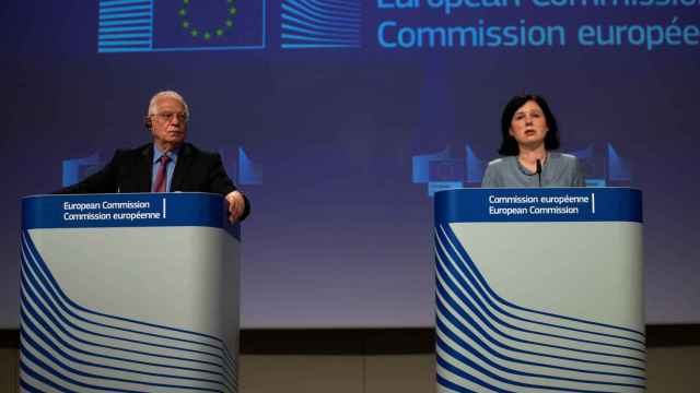 Josep Borrell y la vicepresidenta Vera Jourova, durante la rueda de prensa de este miércoles
