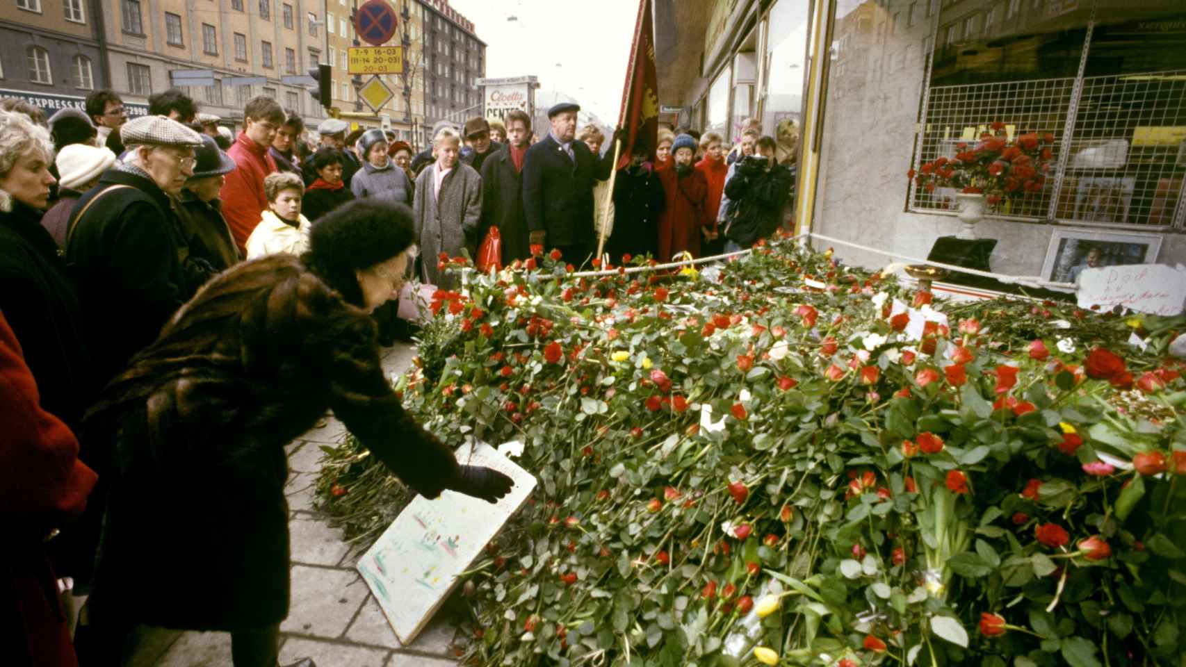 Ofrenda floral en el lugar donde fue asesinado Olof Palme.