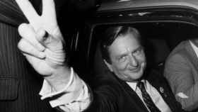 Olof Palme celebrando una victoria electoral en 1982