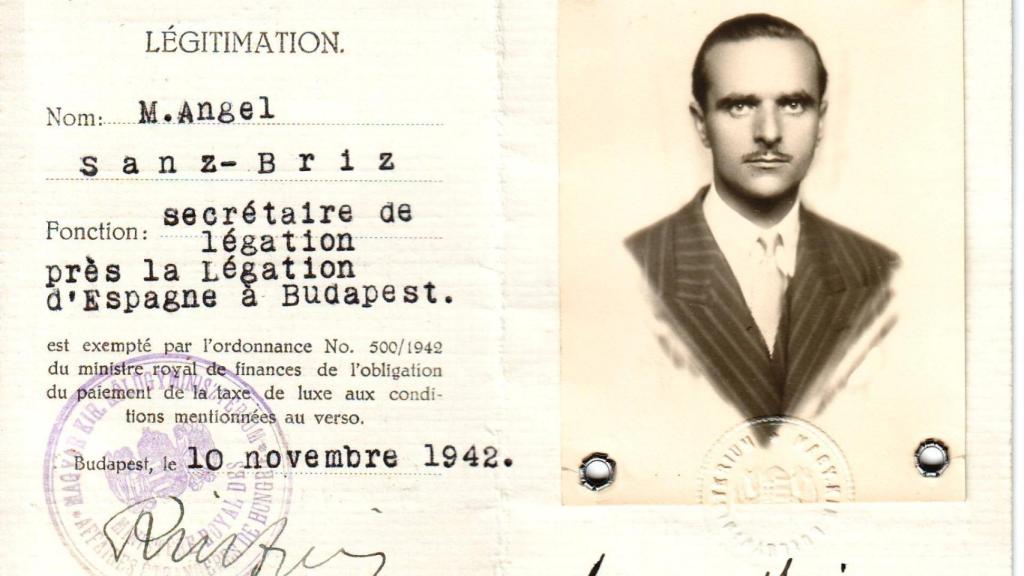 Documento que acredita a Sanz Briz como diplomático en la legación española en Budapest.